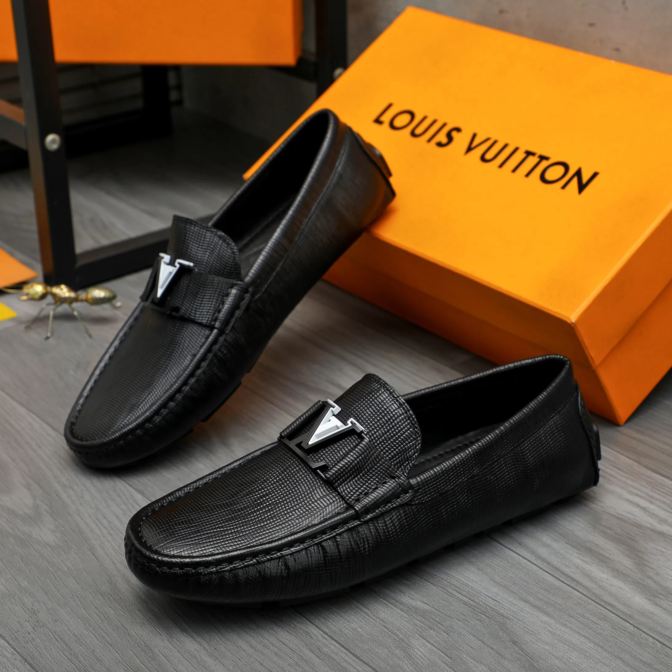 Men's shoes 💰p420 Product trademark: LV "Louis Vuitton" casual slip-on men's shoes Regular size: 38-44 Product materials: Selected vertical grain cowhide upper, sheepskin lining, original rubber outsole